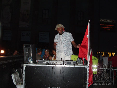 in_tune_2006-02