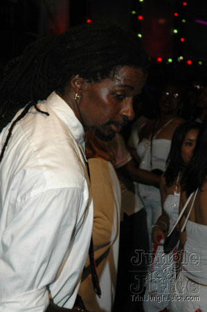 pose_2007-75