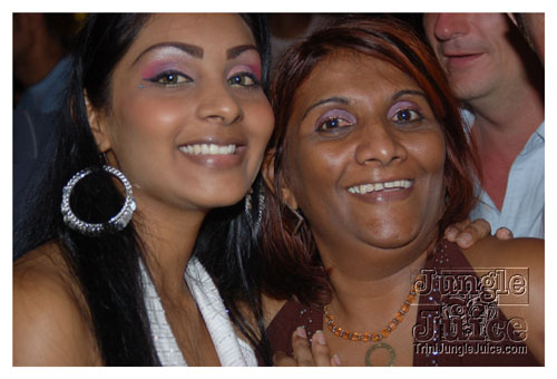 kama_sutra_2009-091