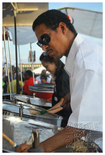 pan_alive_2010-042