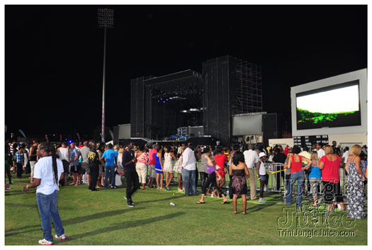 rihanna_loud_tour_2011-007