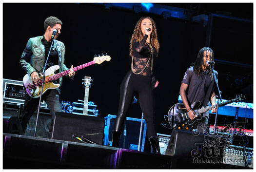rihanna_loud_tour_2011-040