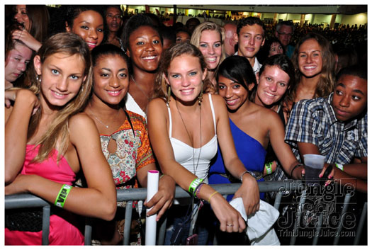 rihanna_loud_tour_2011-047