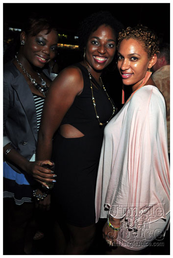 rihanna_loud_tour_2011-076