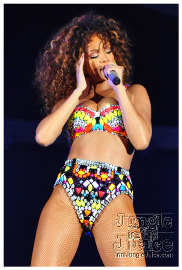rihanna_loud_tour_2011-186