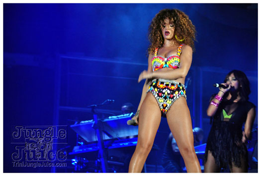 rihanna_loud_tour_2011-187