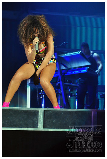 rihanna_loud_tour_2011-190