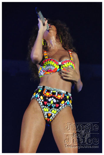 rihanna_loud_tour_2011-192