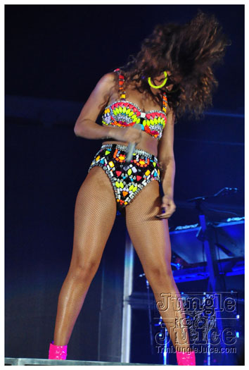 rihanna_loud_tour_2011-193