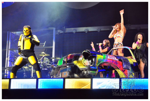 rihanna_loud_tour_2011-202