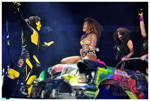 rihanna_loud_tour_2011-204
