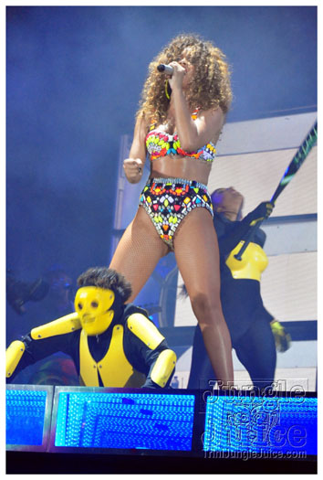 rihanna_loud_tour_2011-205