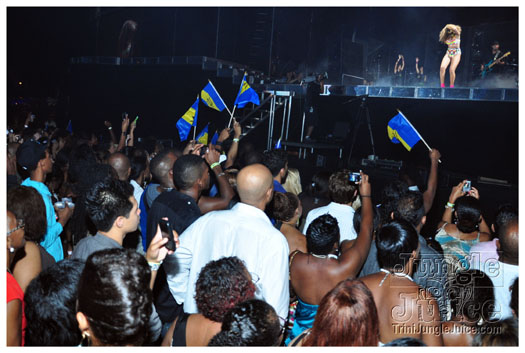 rihanna_loud_tour_2011-209