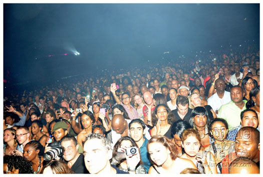 rihanna_loud_tour_2011-210