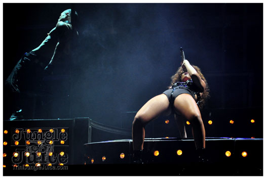 rihanna_loud_tour_2011-244