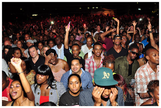 rihanna_loud_tour_2011-260