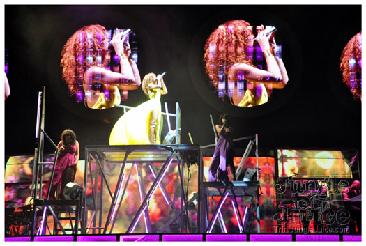 rihanna_loud_tour_2011-263