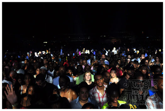rihanna_loud_tour_2011-274