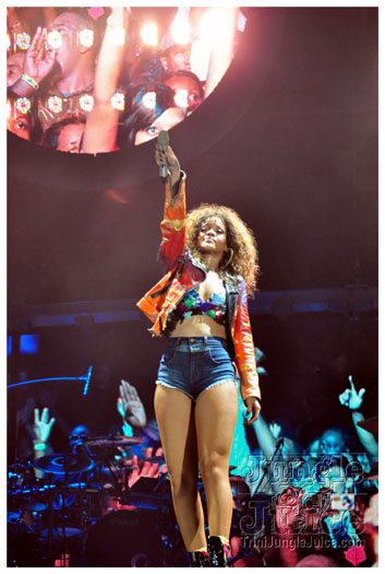 rihanna_loud_tour_2011-312