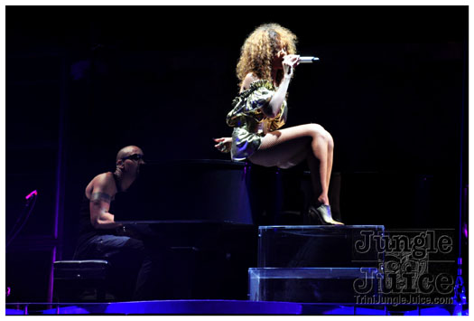 rihanna_loud_tour_2011-313