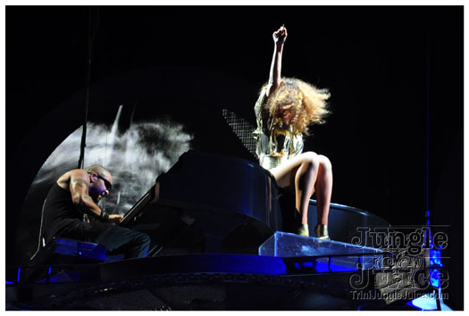 rihanna_loud_tour_2011-317