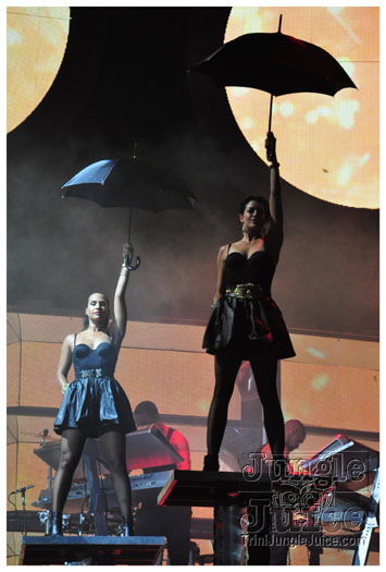 rihanna_loud_tour_2011-320